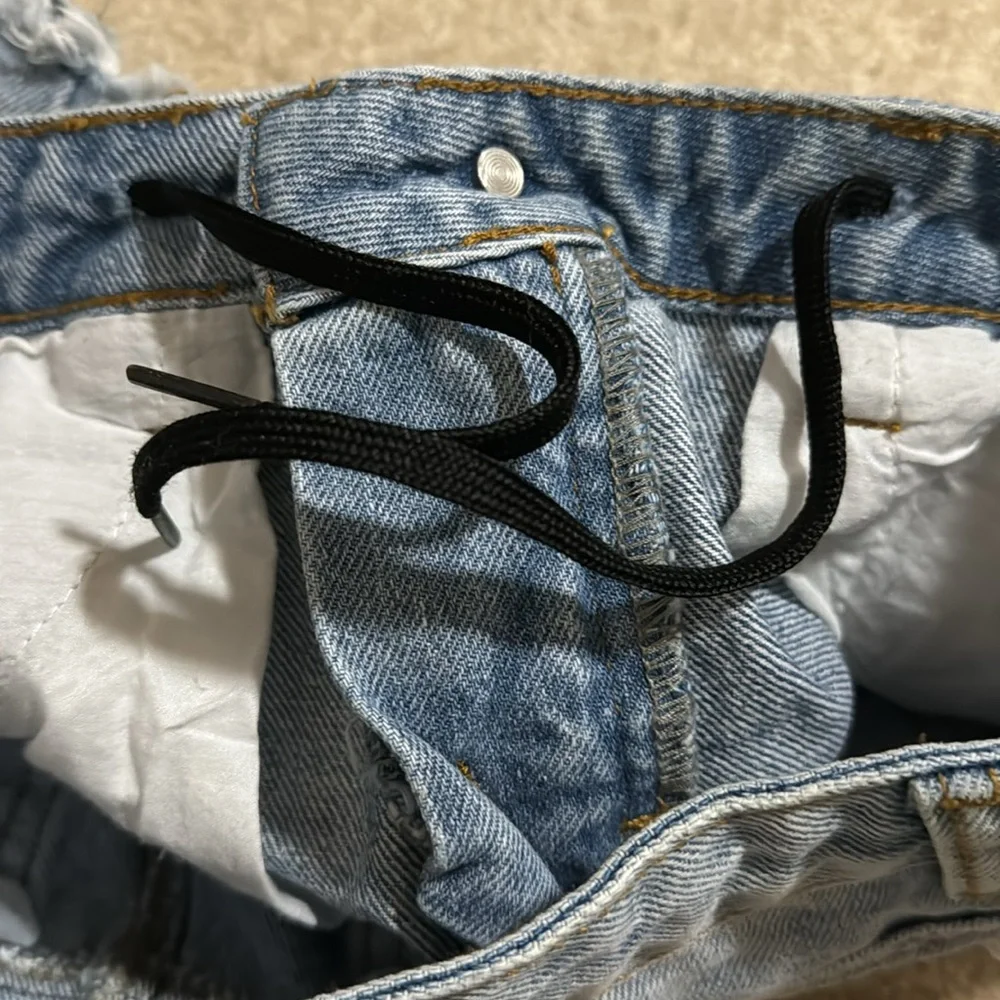 Brandy Melville John Galt Low Rise Denim Jean Short Light Wash Frayed Hem-Medium